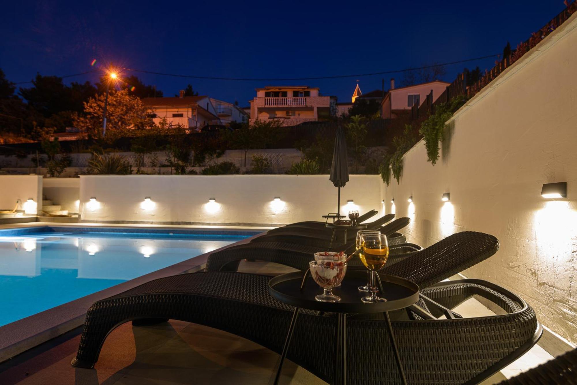 Villa Barbara & Zoran With Free Parking And Heated Swimming Pool Seget Vranjica Kültér fotó